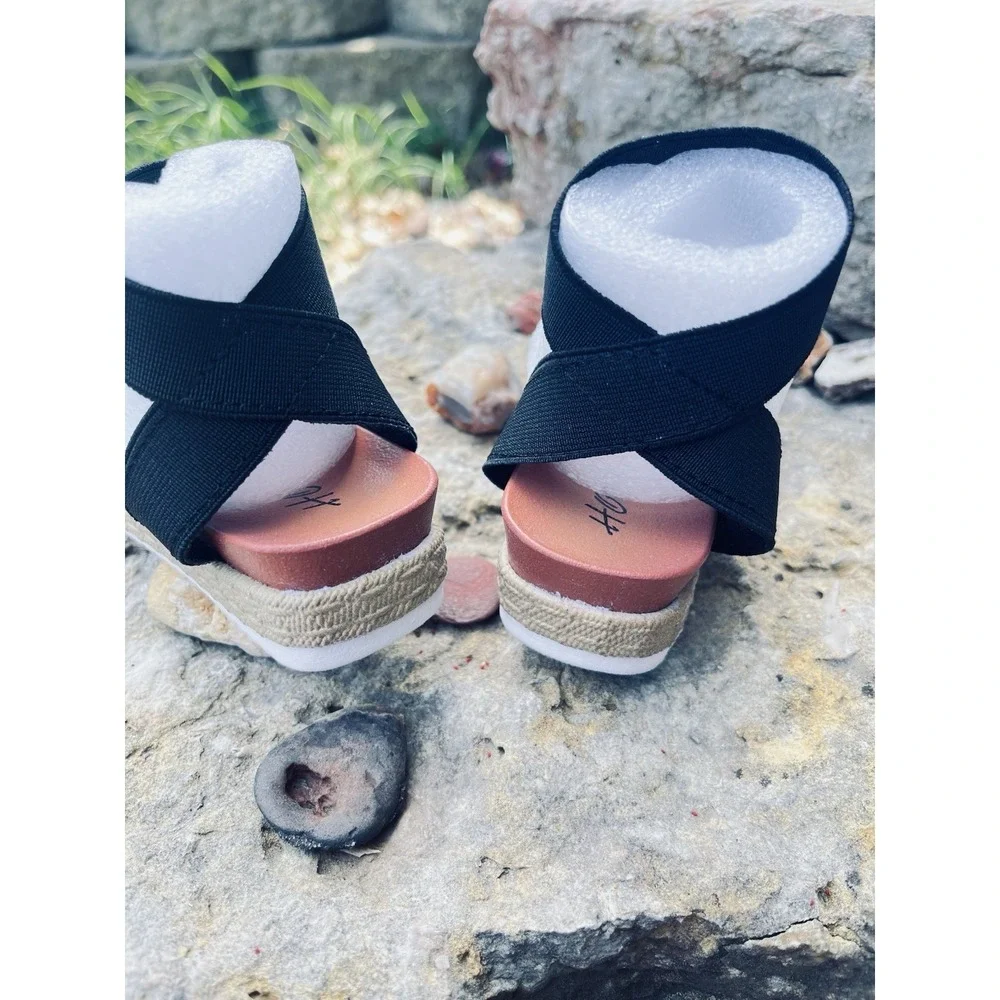 Hot Cakes Girls Stretchy Sandals ORDER A SIZE LARGER  Toddler Size 6